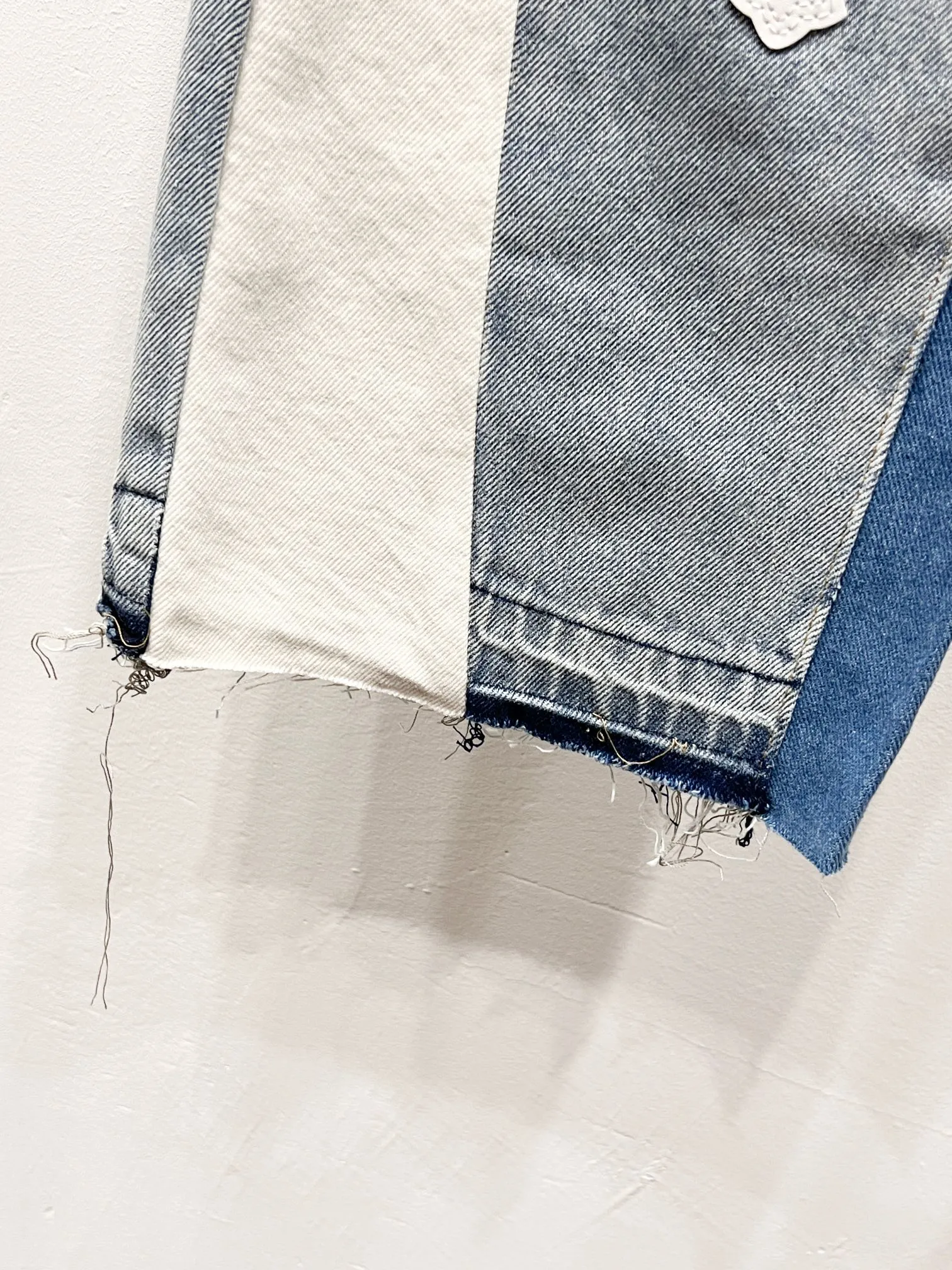P250 Style No.: (c058) GALLERY DEPT & Chrome Hearts Jointed Cross Loose Washed Flared Jeans True to Restore the Ultimate Vintage Texture Original Hardware Accessories Washed and Elevator Cards, QR Code Analysis Are All Procured from the Original Factory, High Restoration Degree, You Are Welcome to Compare Any Products ~ Three-dimensional Version Loose and Comfortable without Picking Your Figure Appearing Tall and Slim Manufacturer Seiko Original Factory Quality Control Same Style for Men and Women Can Be Matched for Couples Versatile Recommendations Jeans that are a must-have for all seasons. Trendy people have been disappointed. From the quality selection of fabrics, the tailoring of details, and the matching of patterns, they are all impeccable! The upper body is so handsome when worn...it can be easily worn by men, women and children! The craftsmanship uses heavy-duty washed pure cotton denim fabric. After washing, it is soft and thick. It is very stylish when worn on the body. Size: 28, 30, 32, 34, 36 (S-XXL) Color: Stitching